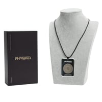 Pendentif PHIWAVES 5G : dispositif de protection contre les rayonnements électromagnétiques doté de la technologie nanodiamant Pranan. Pendentif à porter pour la protection personnelle. Pendentif PHIWAVES 5G : dispositif de protection contre les rayonnements électromagnétiques doté de la technologie nanodiamant Pranan. Pendentif à porter pour la protection personnelle.